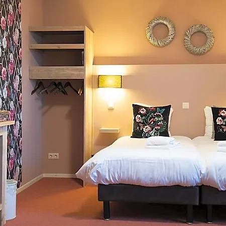 호텔 Flora 3*